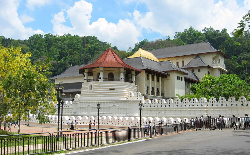 File:Temple-of-the-Tooth.jpg