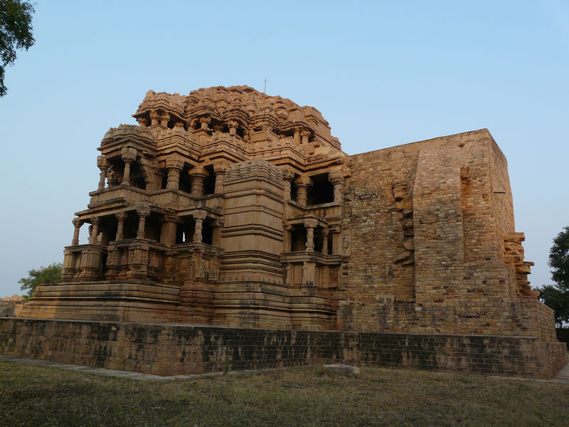 File:Saas-Bahu temple-9.jpg