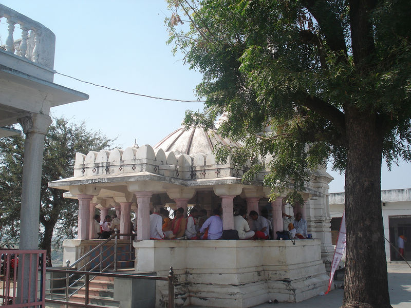 File:Beneshwar-Dham-Dungarpur.jpg