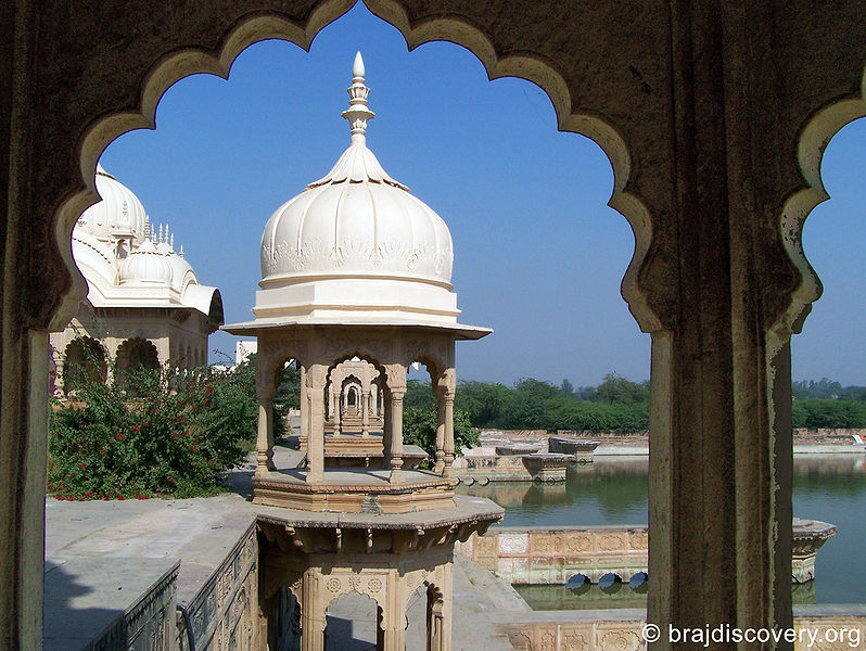 File:Kusum Sarovar Govardhan-15.jpg