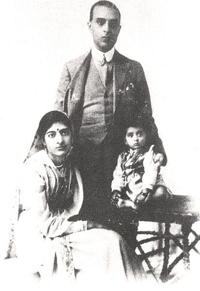 File:Jawahar-Lal-Nehru-Family-2.jpg