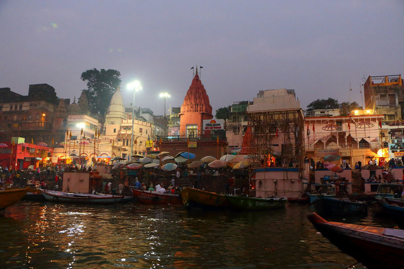 चित्र:Varanasi-Ghat-2.jpg