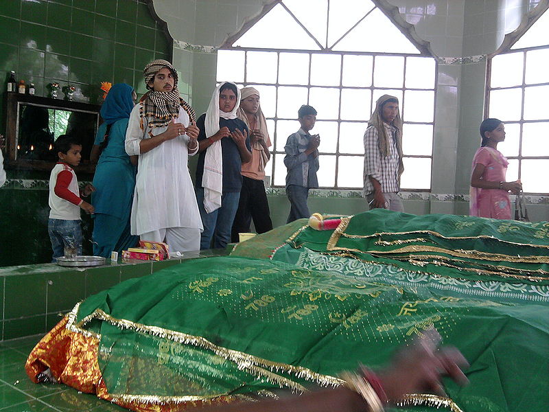 File:Laila-majnu-mazar-2.jpg