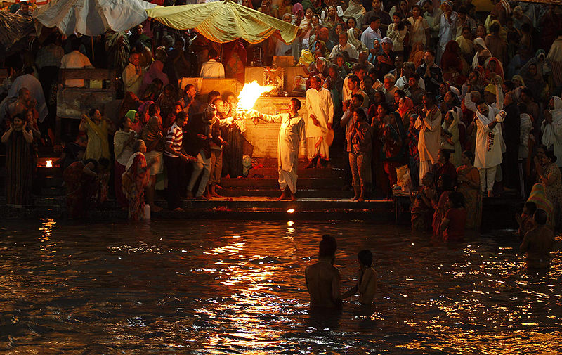File:Aarti-Kumbh-Mela-Haridwar.jpg