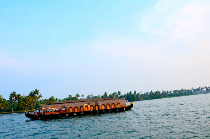 File:Vembanad-Lake-6.jpg