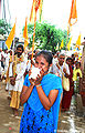 गुरु पूर्णिमा पर शंख बजाती श्रद्धालु युवती, गोवर्धन, मथुरा