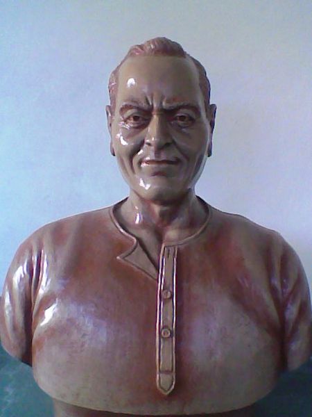 File:Rahul-Sankrityayan-Statue.jpg