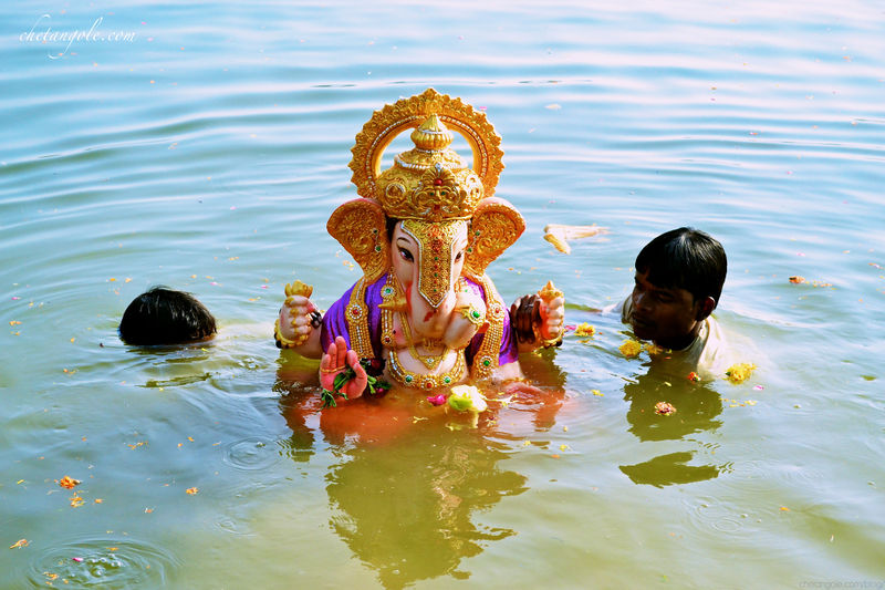 चित्र:Ganesh-Visarjan.jpg
