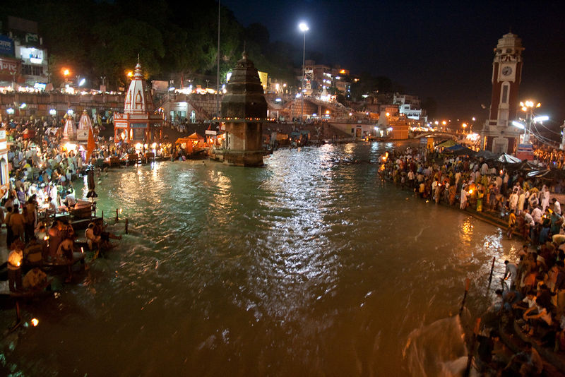 File:Evening-Puja-in-Haridwar.jpg