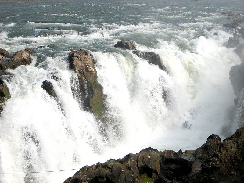 File:Dhuandhar-Falls-2.jpg