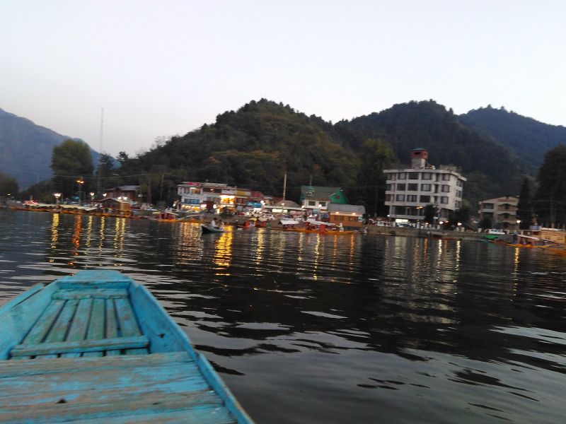File:Dal-Lake-Srinagar-3.jpg