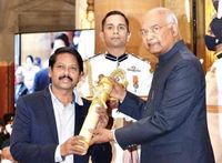 राष्ट्रपति रामनाथ कोविन्द से पद्म श्री पाते एस. दामोदरन