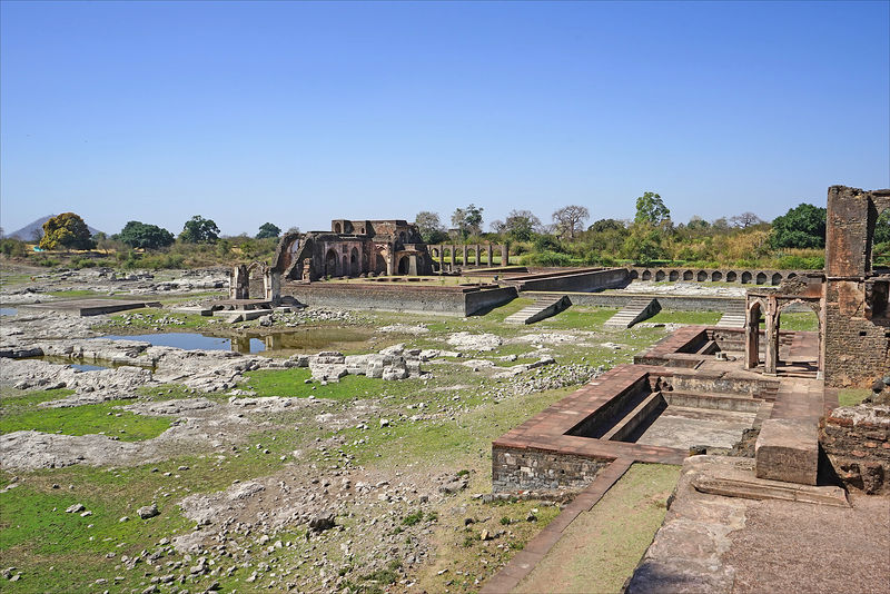 File:Hindola-Mahal-Mandu-10.jpg