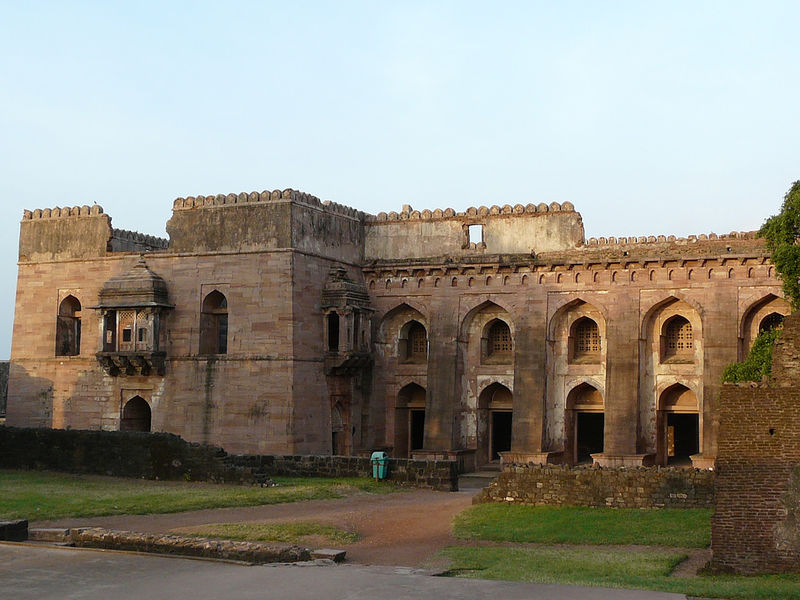 File:Hindola-Mahal-Mandu-2.jpg