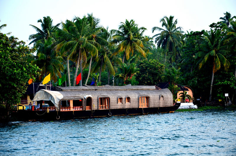 File:Vembanad-Lake-4.jpg