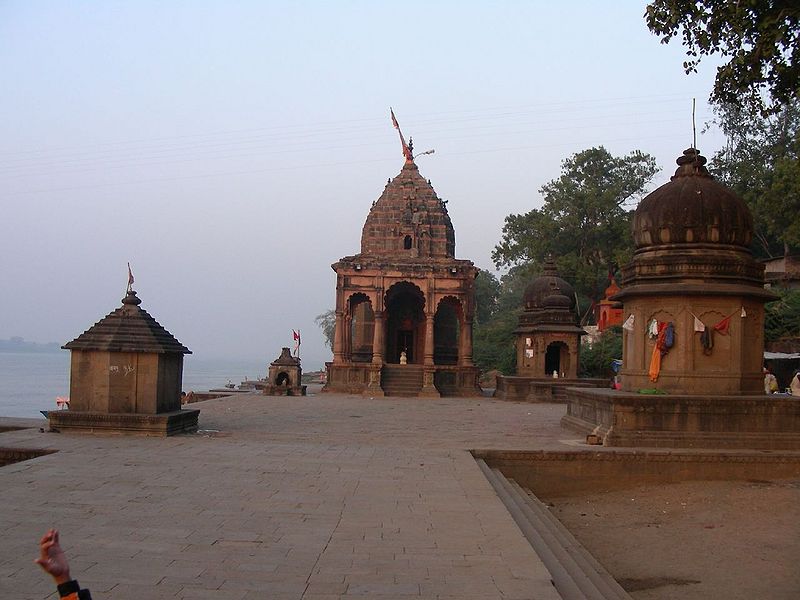 File:Temples-On-Ahilya-Ghat-Maheshwart.jpg