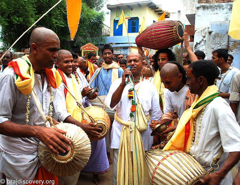 File:Guru-Purnima-Govardhan-Mathura-10.jpg