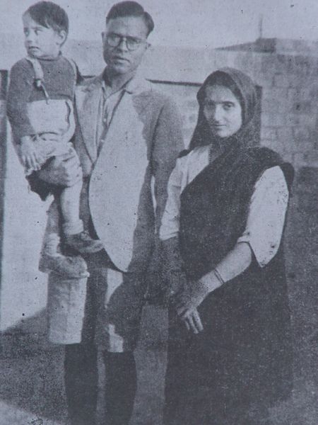 File:Durga-Bhabhi-with-Family.jpg